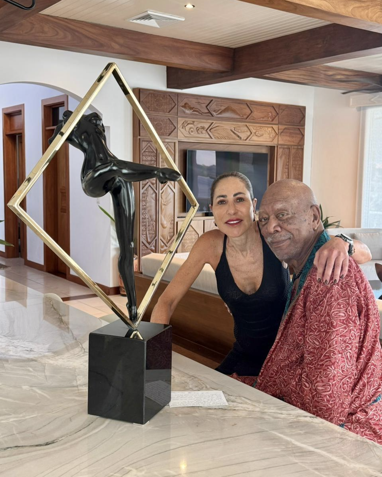 Morgan Freeman quedó "flechado" por el talento de la escultora Sandra Rubinstein